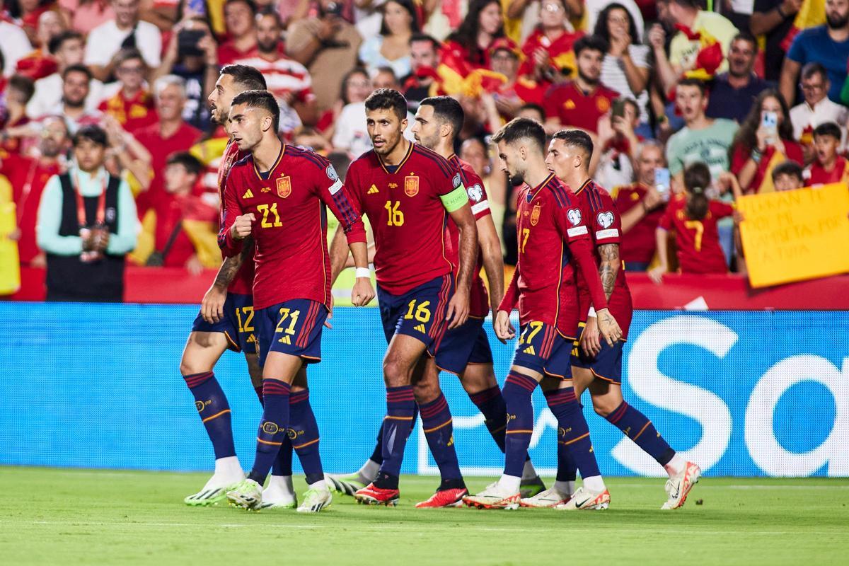 Los jugadores de la selección española celebran el gol de Ferran Torres.