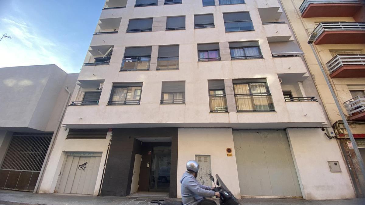 Fachada del bloque de pisos de Benicarló, cuyos vecinos sufren un supuesto caso de 'mobbing'.