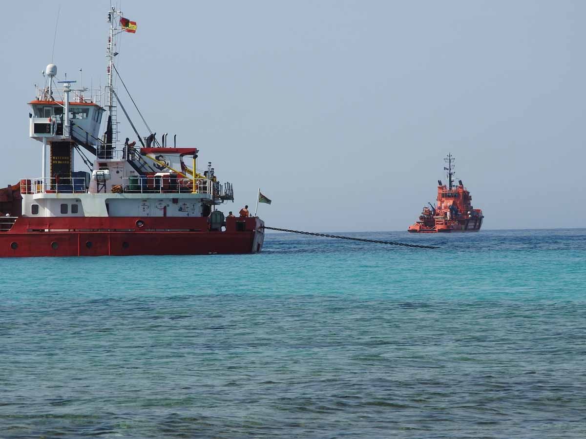 Desencallan el mercante 'River Thames' tras más de cuatro horas de trabajo en Formentera