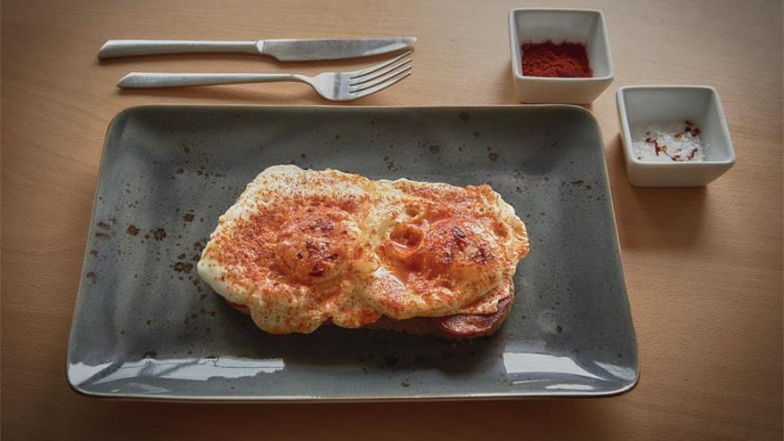 Tosta de huevo con chorizo y Pimentón de la Vera.