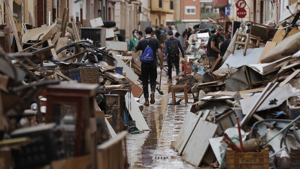Enseres y muebles que los vecinos de Paiporta han sacado de sus casas tras el paso de la DANA.