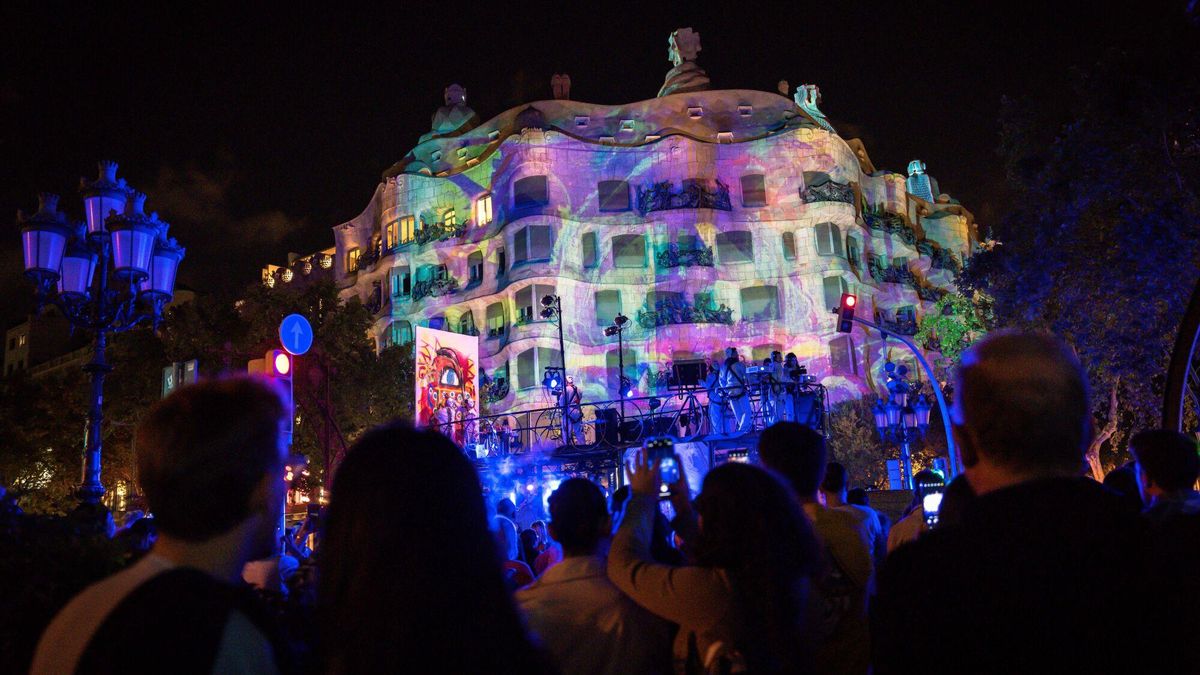 FOTOS | Un espectáculo de gran formato inspirado en Gaudí llena el paseo de Gràcia por la Mercè
