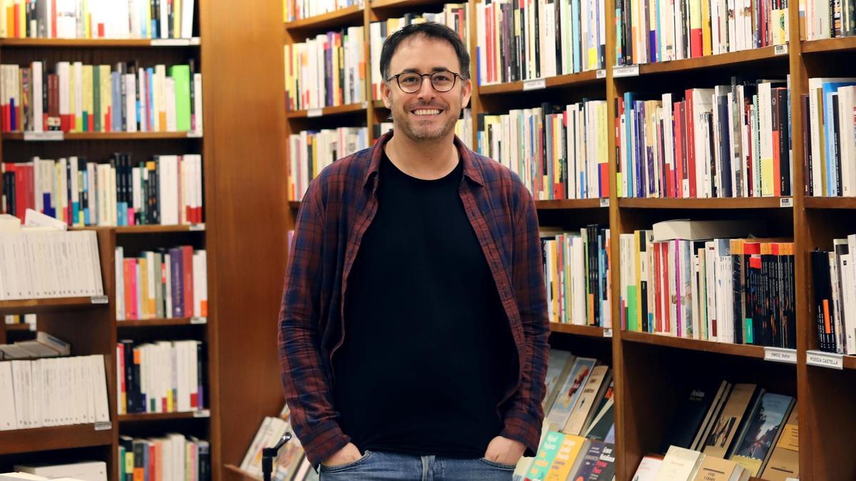 Tomàs Casals, fundador de Bookish, en la librería Alibrí.