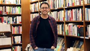 Tomàs Casals, fundador de Bookish, en la librería Alibrí.