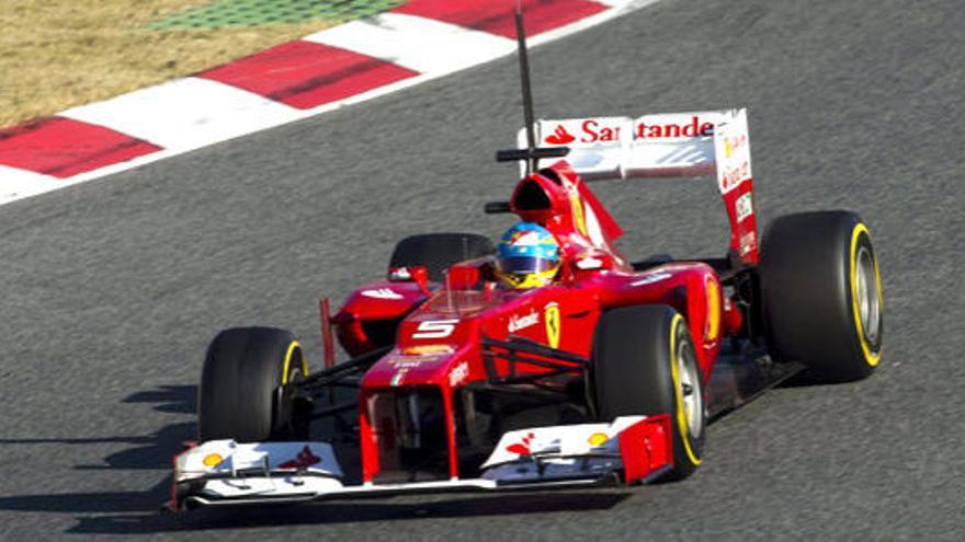 Alonso, del equipo Ferrari, rueda con su monoplaza hoy en el circuito de Cataluña, durante la segunda jornada de la última tanda de entrenamientos que las escuderías realizan antes del inicio del Mundial de Fórmula Uno, el próximo 18 de marzo en Australia.