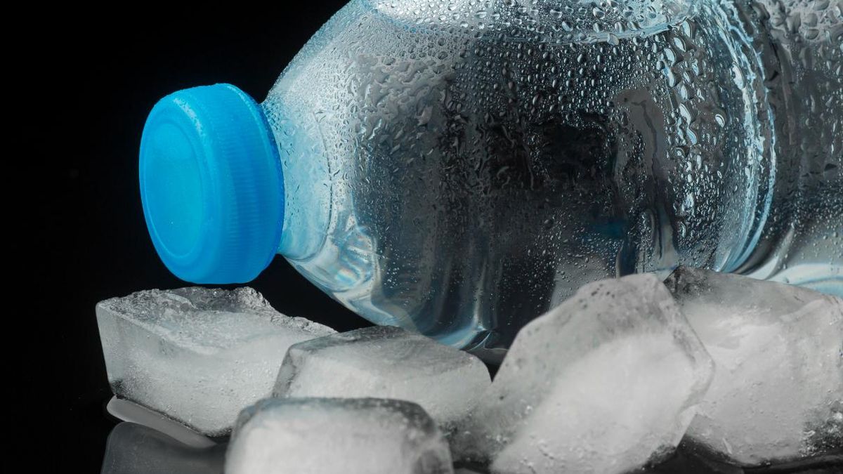 Este es el truco de la botella de agua congelada que es muy útil para tus pies