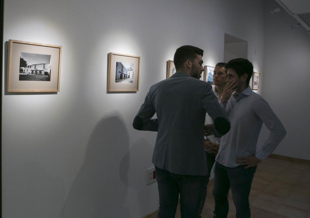 Eliseo Pascual inaugura la exposición de fotografía «Las luces de Torre Juana».