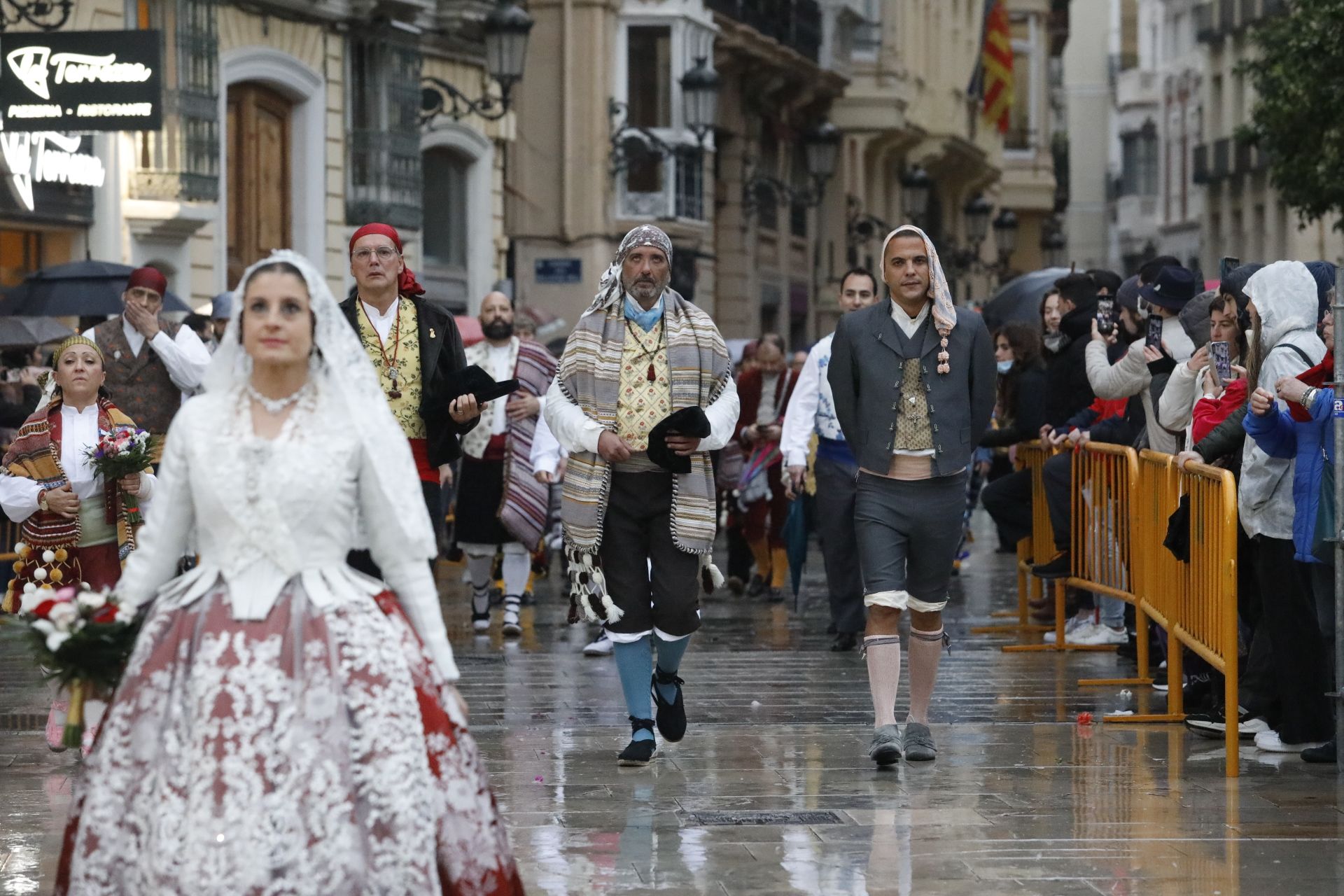 Búscate en el primer día de ofrenda por la calle Quart (entre las 18:00 a las 19:00 horas)