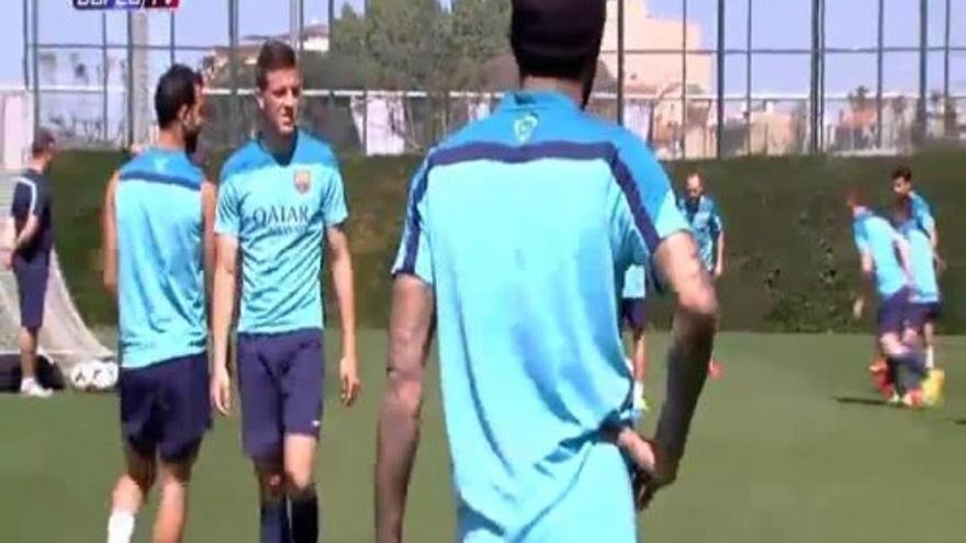 Abidal visita a los jugadores del Barça durante el entrenamiento