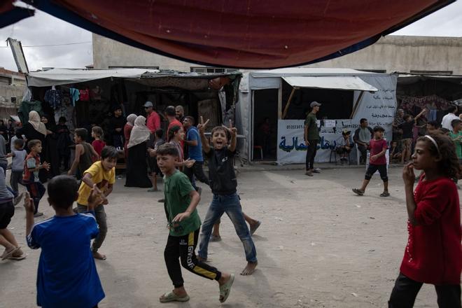 GAZA (---), 09/10/2025.- Internally displaced Palestinians celebrate the announcement of a ceasefire agreement between Hamas and Israel in Khan Younis, southern Gaza Strip, 09 October 2025. US President Donald Trump announced that Israel and Hamas have agreed to the first phase of a Gaza peace plan. The deal involves the release of Israeli hostages and Palestinian prisoners, the withdrawal of Israeli forces, and the delivery of humanitarian aid to Gaza. EFE/EPA/HAITHAM IMAD