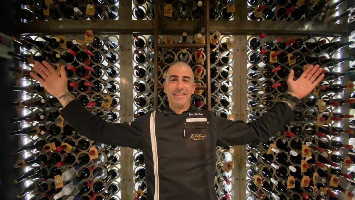 El chef Toni Simões, en la bodega de La Taverna del Clínic-