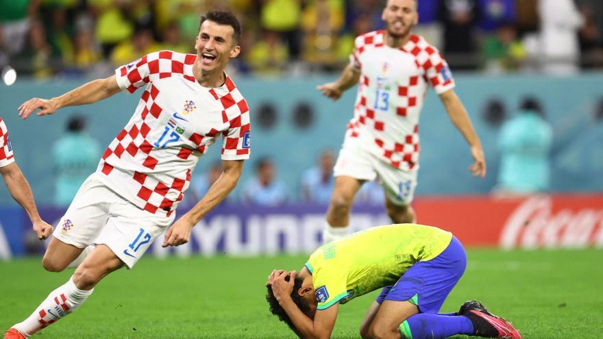 Budimir, eufòric, celebra la classificació del seu equip amb el brasiler Marquinhos lamentant el penal fallat. |  | REUTERS/HANNA MCKAY