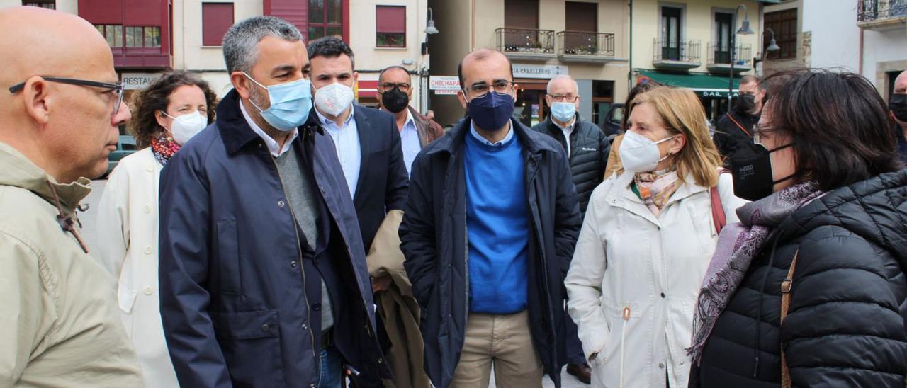 El consejero Calvo, junto al viceconsejero Jorge García, la directora Esther Díaz y el alcalde de Cangas, José Víctor Rodríguez, conversando con los integrantes de la plataforma del Suroccidente Marcos Verano (primero por la izquierda), Maribel Rodríguez y María Victoria López, ayer, a su llegada al acto de Cangas del Narcea. | T. Cascudo