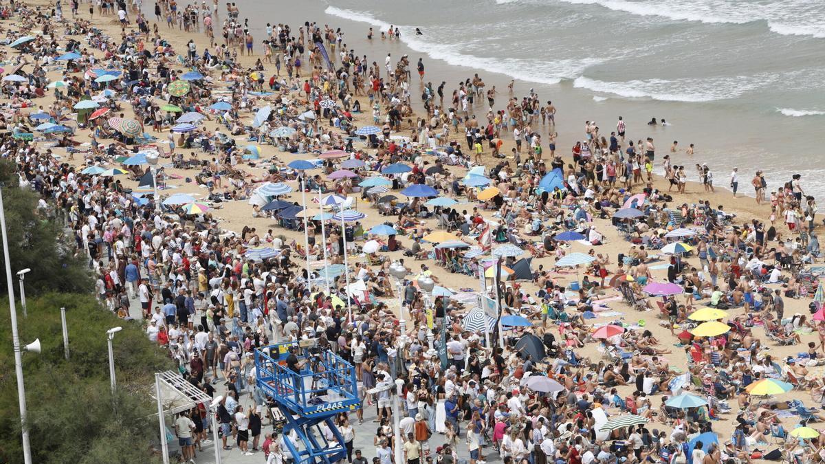 Ambiente en la playa de San Lorenzo, el pasado fin de semana, con el Festival Aéreo