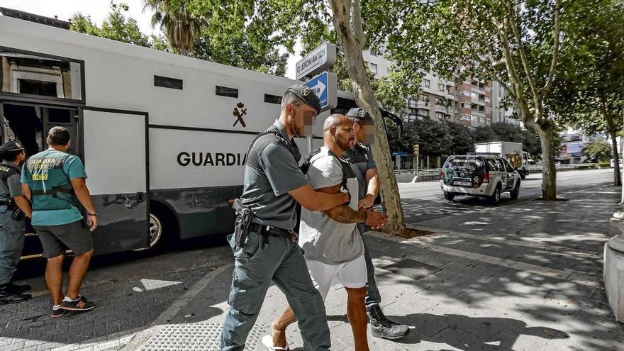 Agentes de la Guardia Civil trasladan al juzgado de guardia a uno de los detenidos.