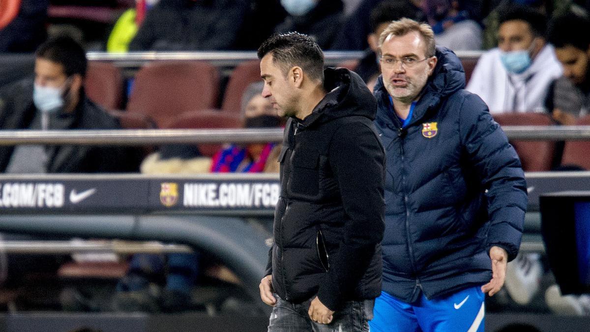 Xavi y su hermano, en la banda, buscando soluciones durante el partido