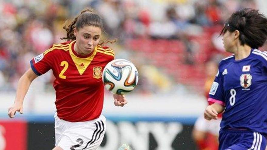 La española Pilar Garrote pugna por una pelota.