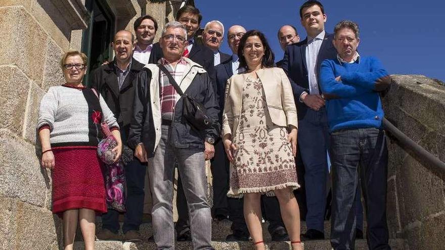 Representantes municipales y de la cofradía de Semana Santa de Betanzos.