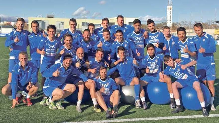 Los jugadores del Atlético Baleares, ayer, en el último entrenamiento antes de la final de esta tarde.