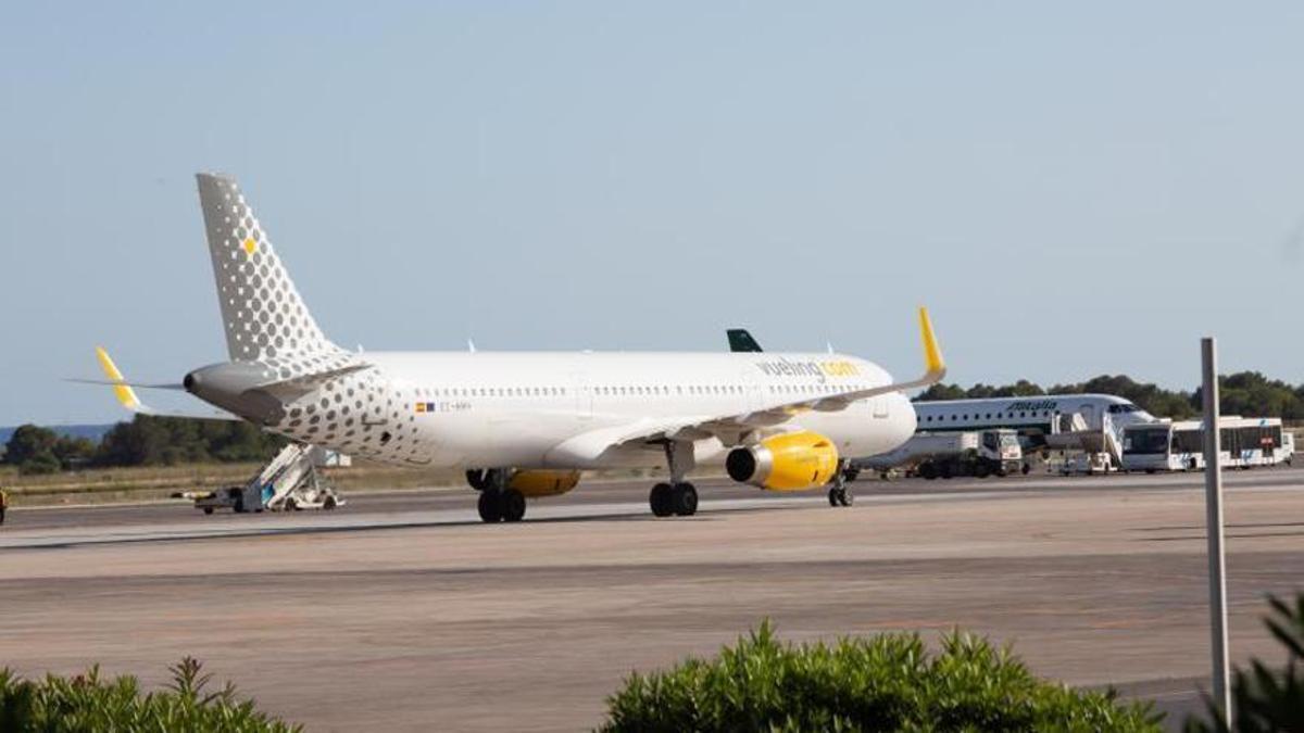 Un avión de Vueling en el aeropuerto de Eivissa.