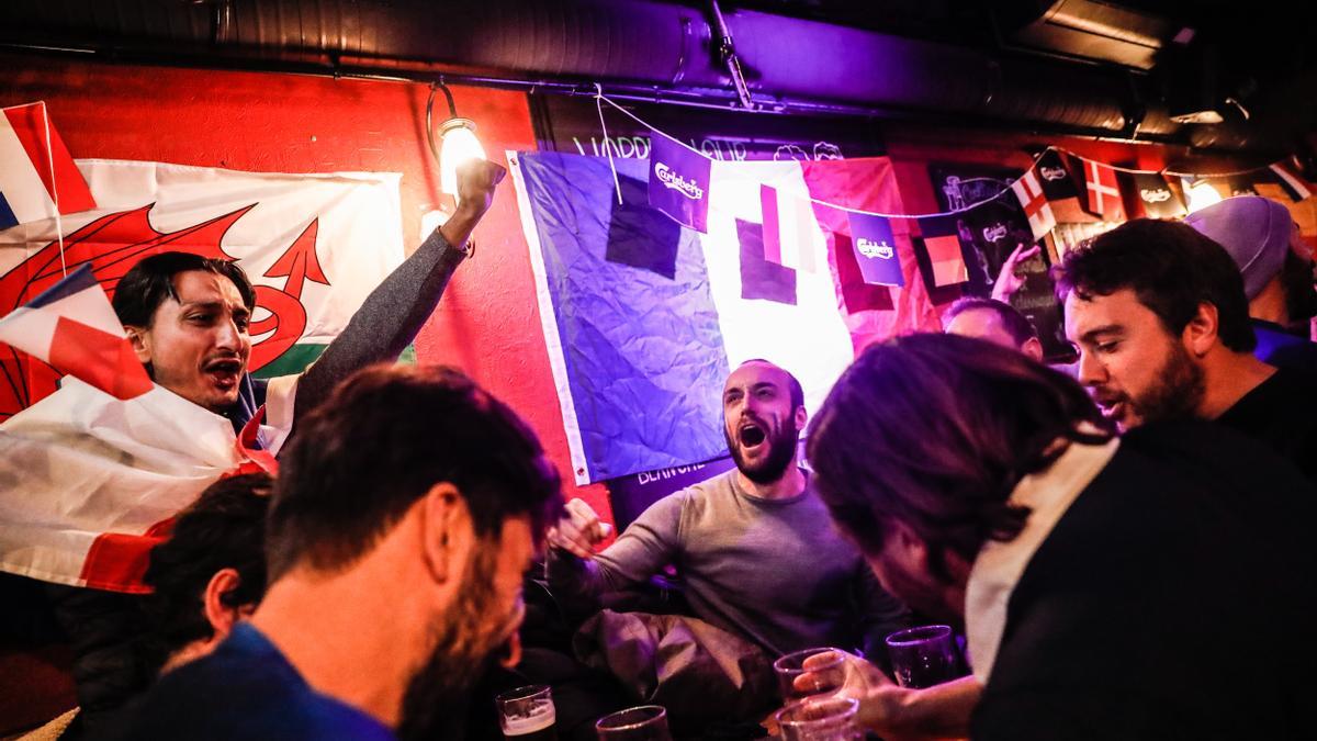 Aficionados en un bar de París durante un partido de la selección francesa .