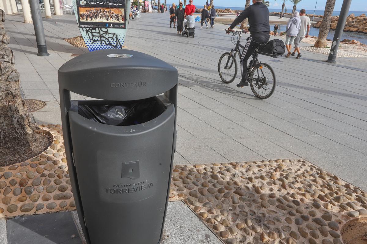 Aspecto de las nuevas papeleras instaladas en los paseos marítimos