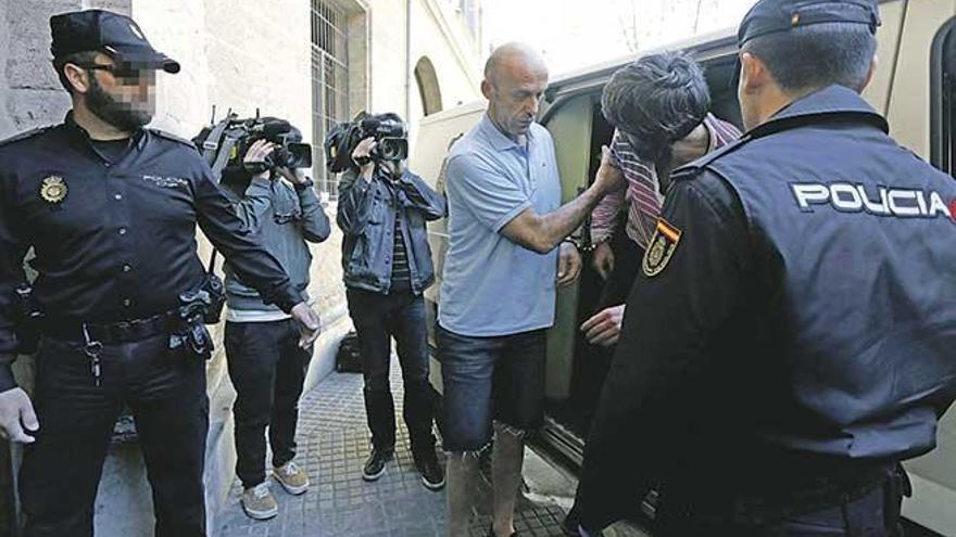 El sospechoso, Arsim B., con polo azul, tras su detención en Palma en 2015 por el robo a Cursach.