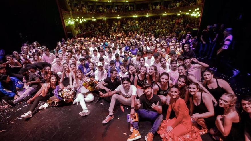 El grupo de baile se fotografía con el público que asistió al espectáculo.