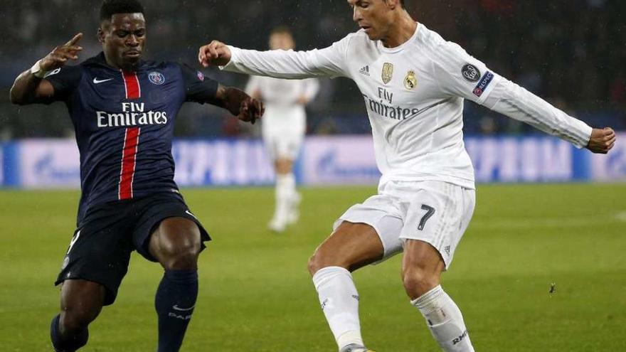 Aurier trata de robar el balón a Cristiano Ronaldo. // Efe