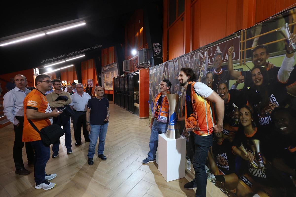 El trofeo de la Liga ya está en la Fonteta