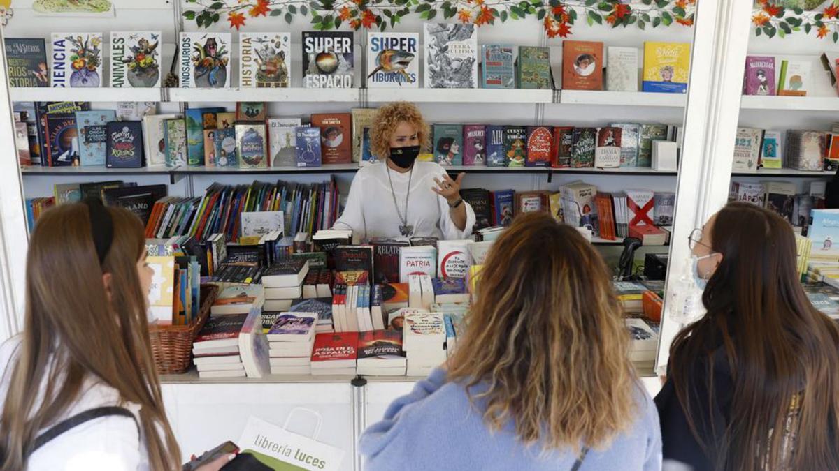 Imagen de la primera jornada de la Feria del Libro, en la Plaza de la Marina; a la derecha, Cercas y Martín Cuenca, durante el pregón. | ÁLEX ZEA