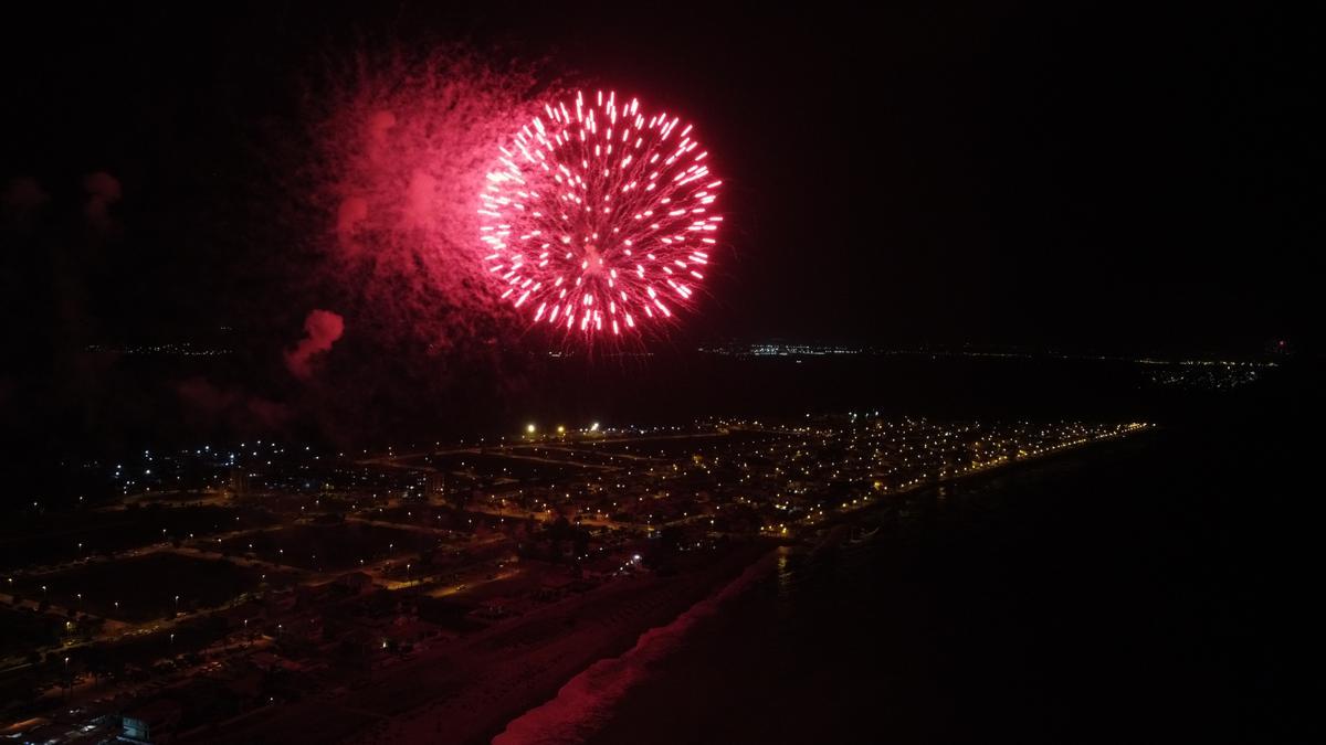 Imagen de los fuegos artificiales captadas desde la playa.