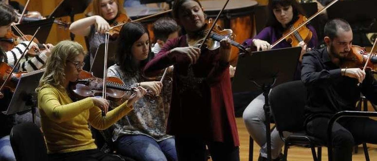 |  El Conservatorio Superior, que será la sede del IV Concurso Ciudad de Vigo durante todo el fin de semana, acogió ayer los primeros ensayos conjuntos de la Orquesta Sinfónica y los ganadores de 2014. Desde hoy hasta el domingo, competirán un total de 40 intérpretes de distintas edades y procedentes de toda España y también de Portugal. El concurso está organizado por Asociación Galega de Instrumentos de Corda y cuenta con el apoyo del Concello e Ibercisa.