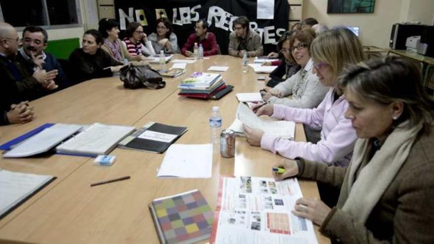 Los profesores del Instituto San Blas de Alicante protagonizaron ayer el primero de los encierros encadenados de la provincia.