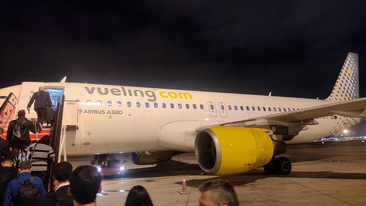 Un avión de Vueling antes de volar entre los aeropuertos de Vigo y Barcelona en una imagen de archivo