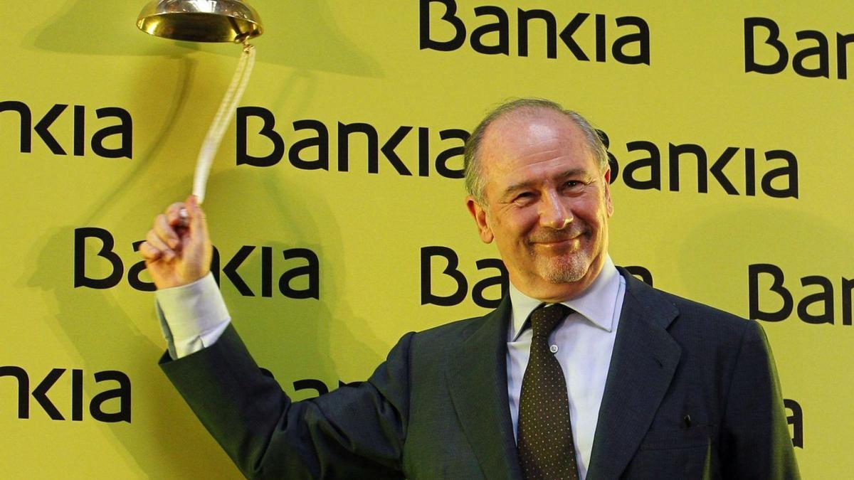 Rodrigo Rato tocant la campana el dia en què Bankia va sortir a borsa el 2011. | BALLESTEROS