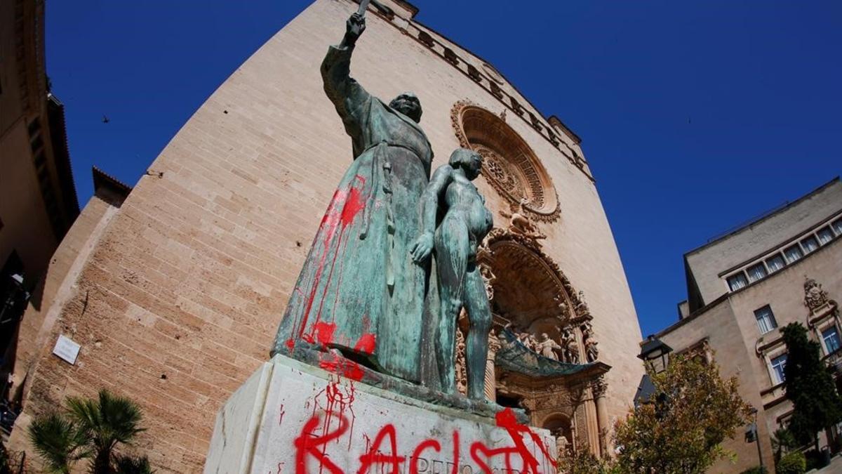 Pintada en la estatua de Fray Junípero Serra en Palma de Mallorca.