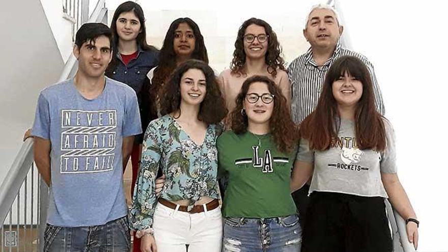 Foto de familia del equipo seleccionado junto a sus profesores.