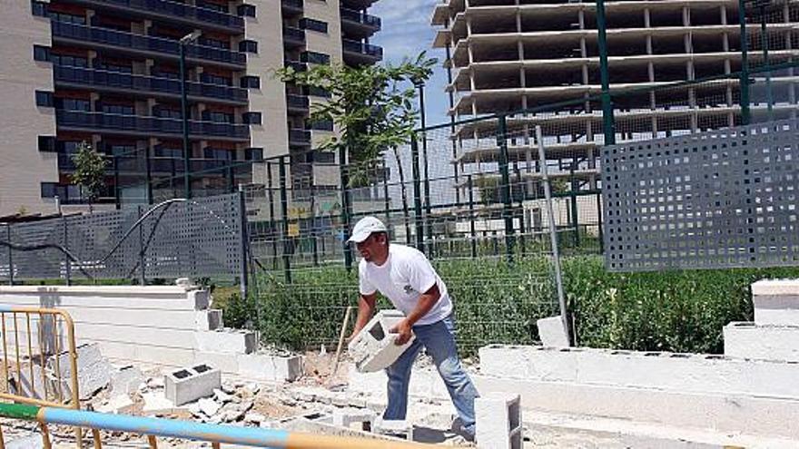 Un operario trabaja en una urbanización en construcción en el Pau 5 de Alicante, donde más se ha sufrido la crisis de ventas, en una imagen de archivo.