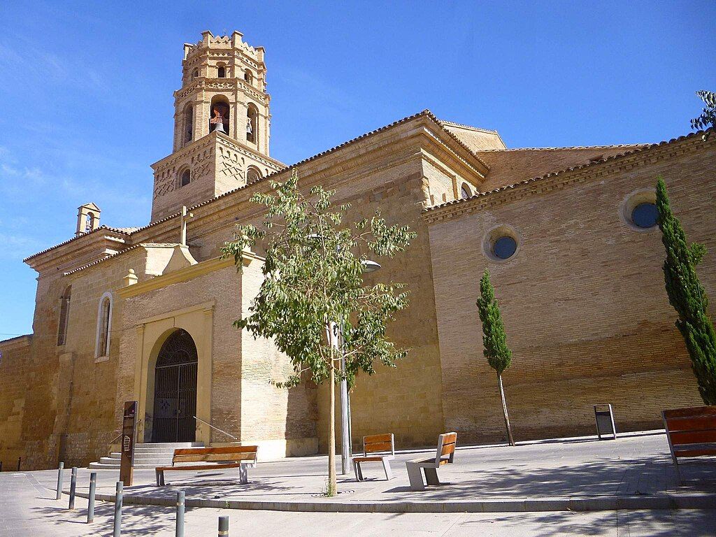 La catedral románica de Santa María del Romeral ha sido marco de las Cortes del Reino y de las Cortes generales de la Corona de Aragón.