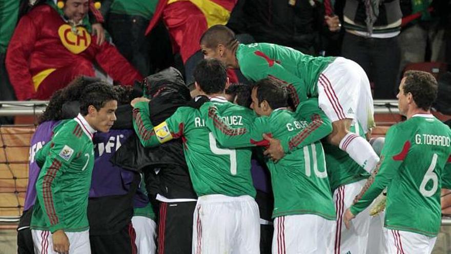 Los jugadores de México celebran el triunfo.