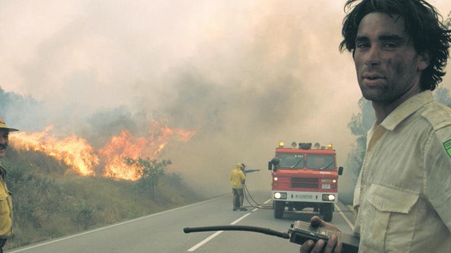 Un agent forestal mira a càmera ben emmascarat pel fum de les flames del gran incendi del 1994.