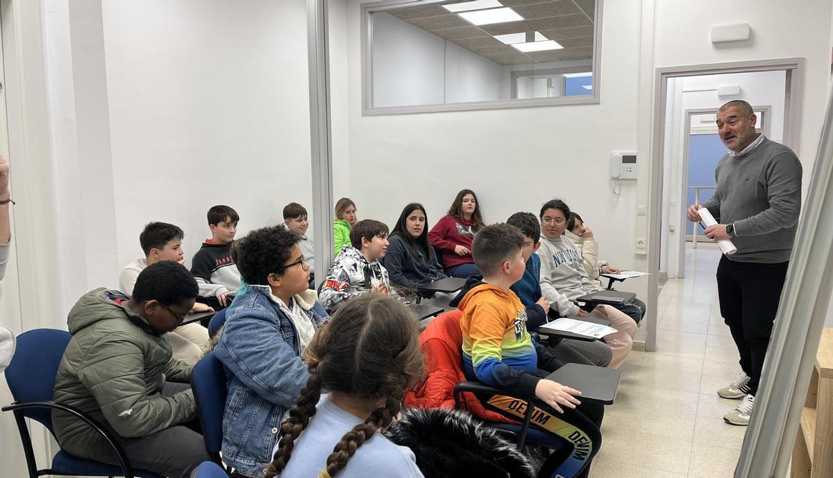 El Consell d'Infants i Adolescents de Piera visita la Policia Local