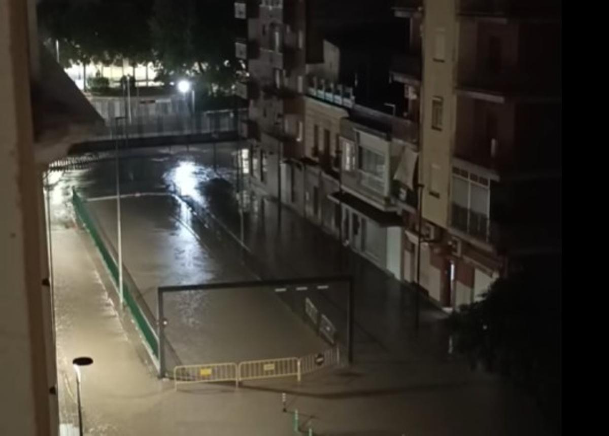 Alerta roja por lluvias: Una tromba de agua desborda el barranco de la Saleta en Aldaia