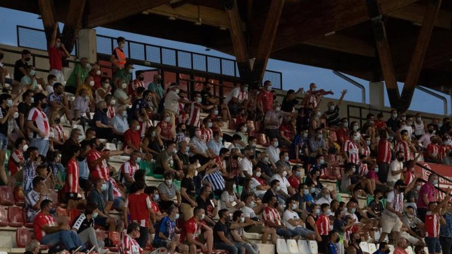 Los aficionados animando al equipo. | J. L. F.