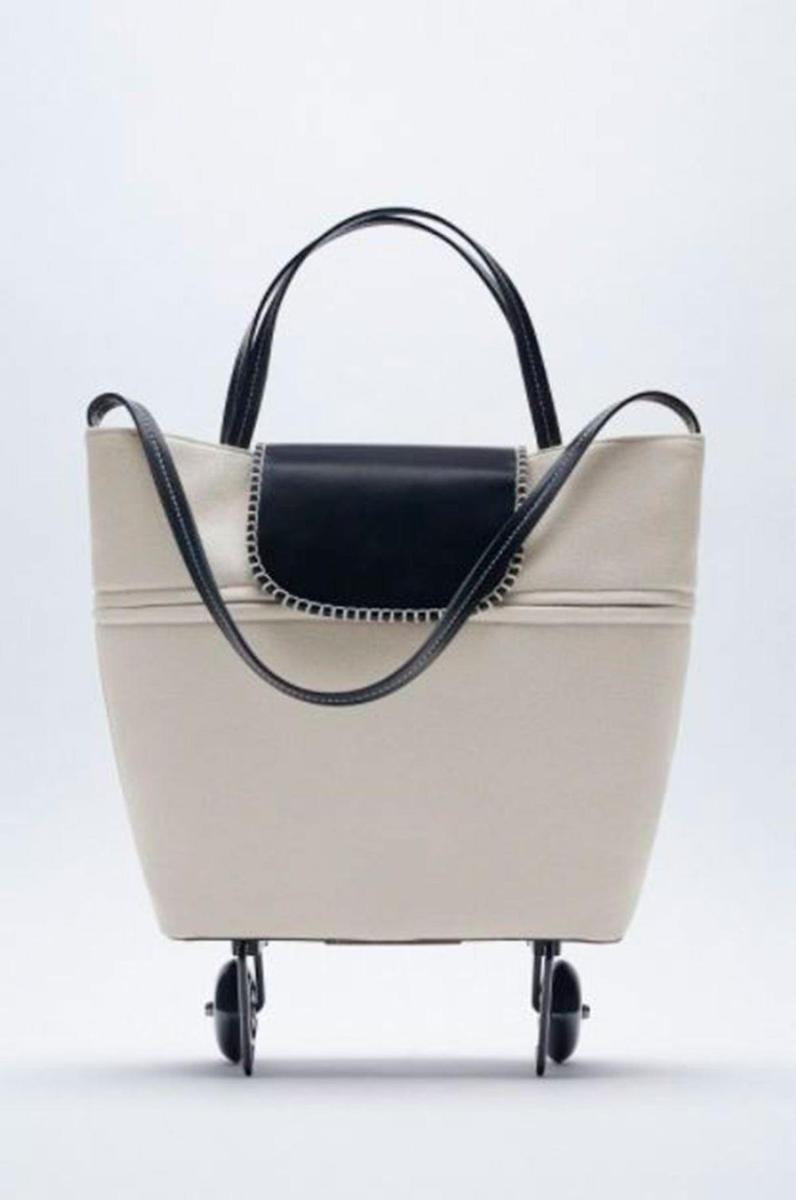 Bolso shopper carro compra negro de Zara (precio: 39,95 euros)