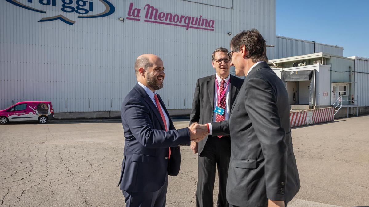 El presidente de la Generalitat, Salvador Illa, saluda al consejero delegado de La Menorquina, Iván Leal, en su visita a la planta de Palau-solità i Plegamans (Vallès Occidental).