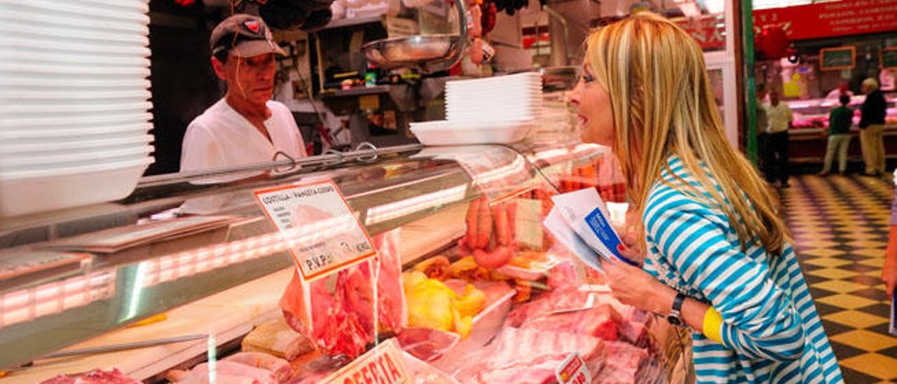 Australia Navarro repartió ayer en el Mercado Central papeletas del PP y folletos informativos del acto en el que intervendrá Rajoy en Gran Canaria.