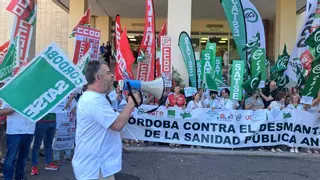 Miles de sanitarios denuncian el "abandono" de la bolsa de empleo y el SAS se abre a negociar un "nuevo pacto"