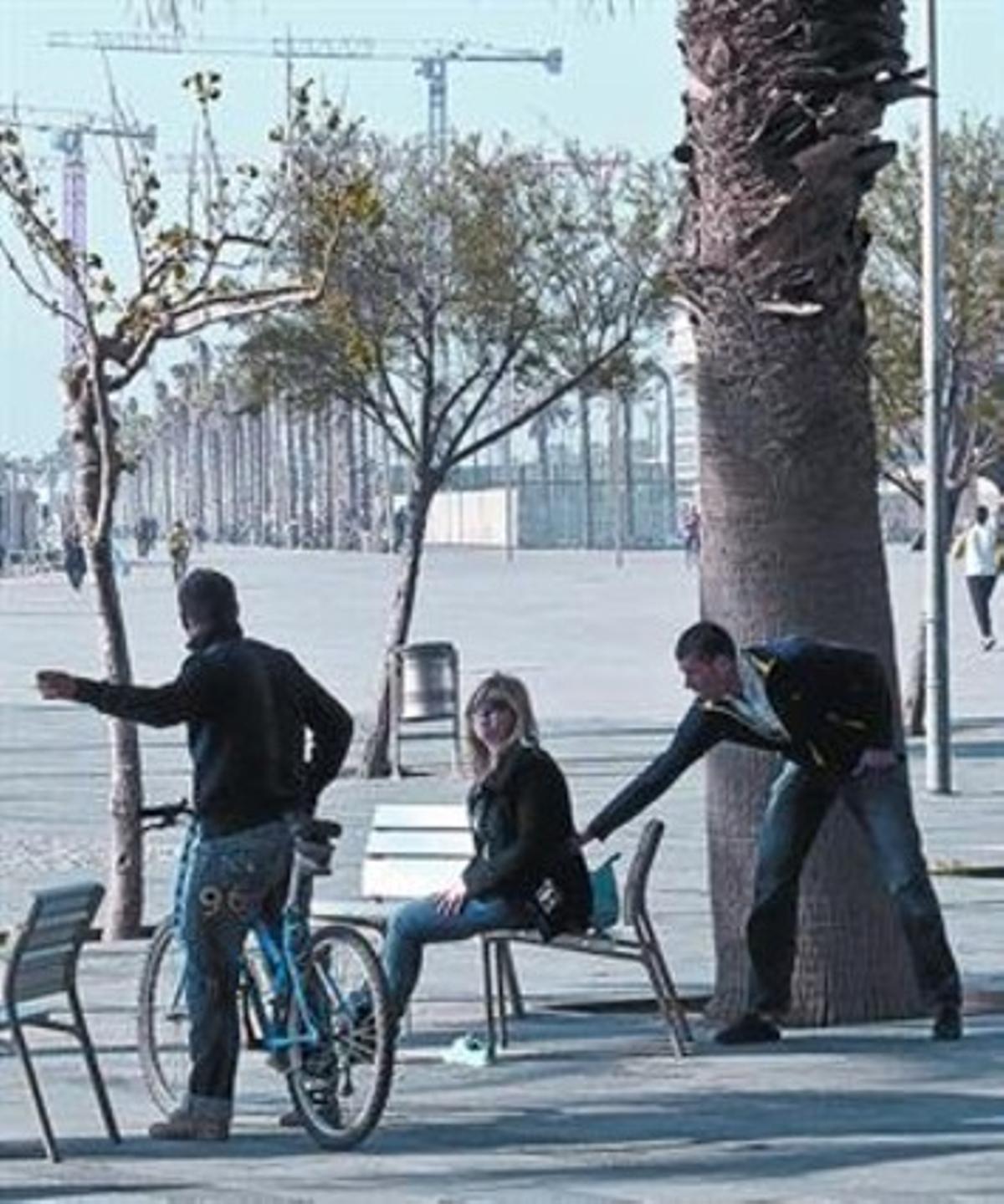 Intent de robatori a la plaça del Mar de la Barceloneta, a l’abril.